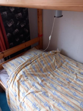 Een persoonskamer, eventueel twee met stapelbed, gezamenlijk gebruik van badkamer en toilet